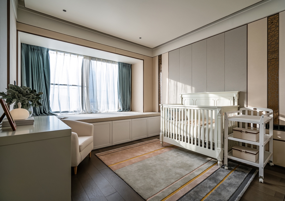 婴儿床本身的色彩与空间形成呼应，增强了空间的质感，给人简洁整齐的视觉感受。