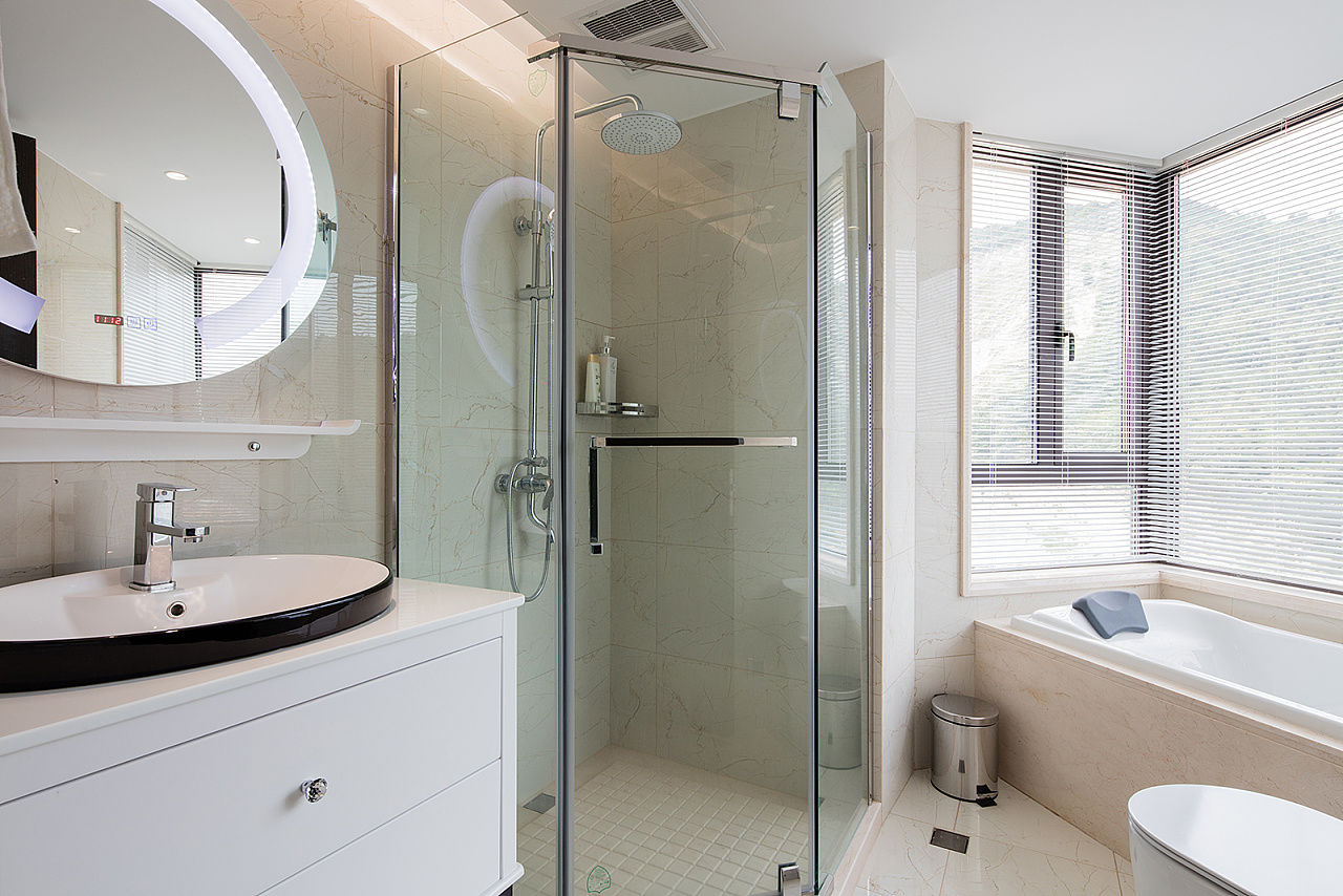 卫生间背景使用大理石铺贴，白色浴缸搭配精致质感满满，精致无比。