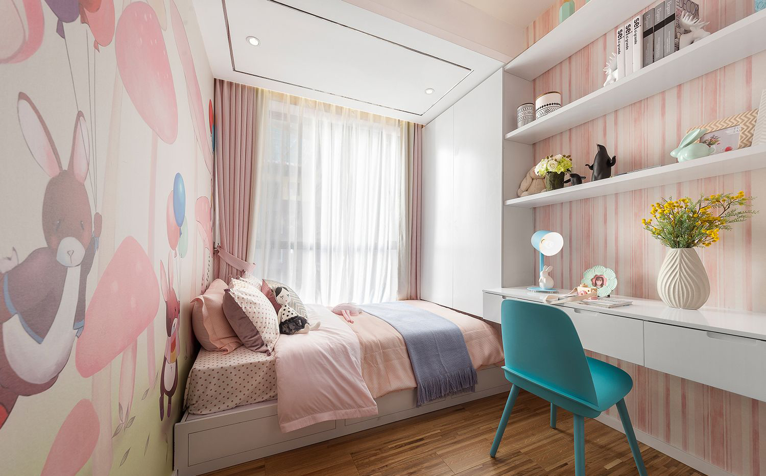 儿童房以粉色为基调，定做的榻榻米一体柜设计，提升了空间的品质感。