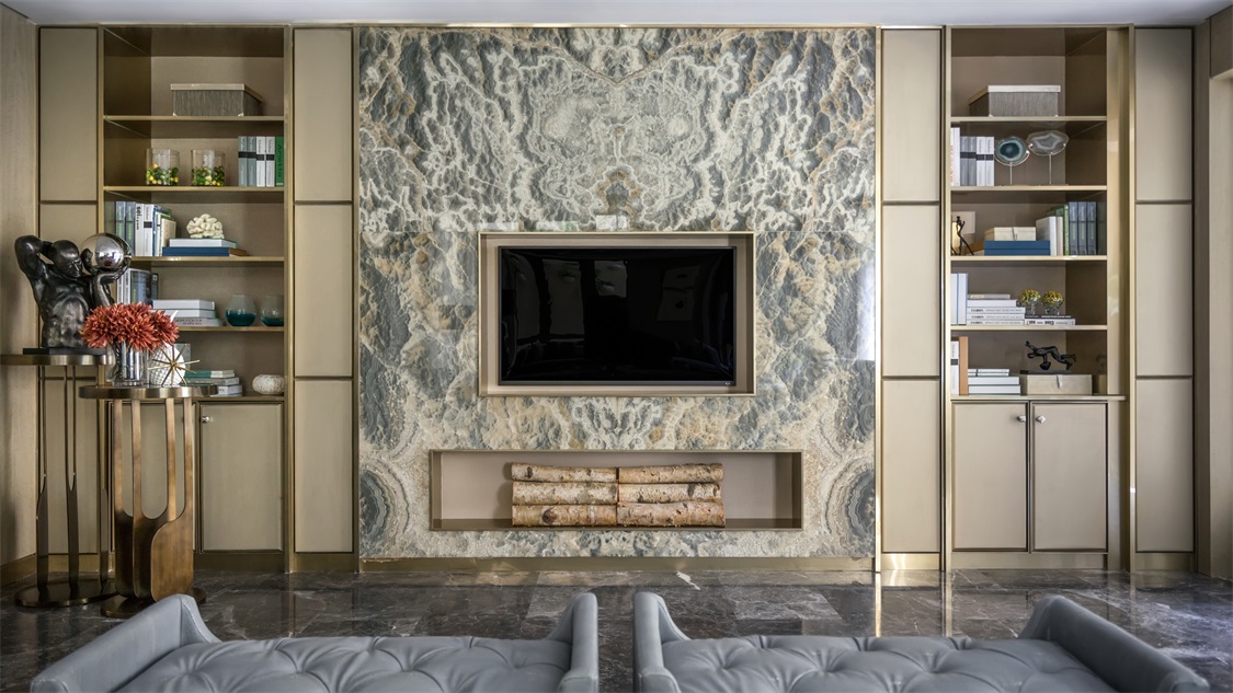 电视机背景墙使用香槟色做底色,金属线条勾勒出轻奢风格特征,凸显出