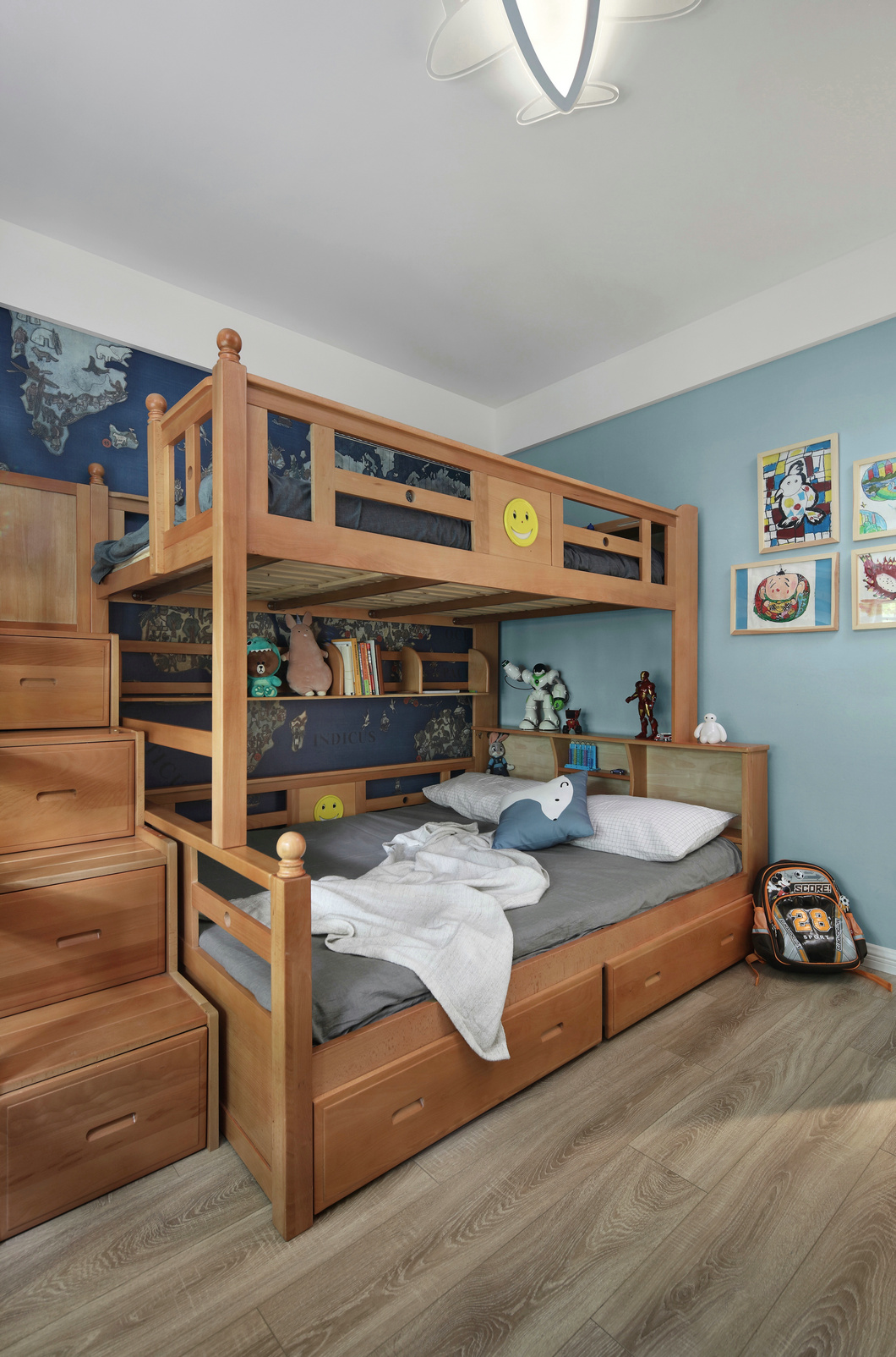 素雅简洁的儿童房采用高低床打造,背景墙采用蓝色装饰,趣味性十足