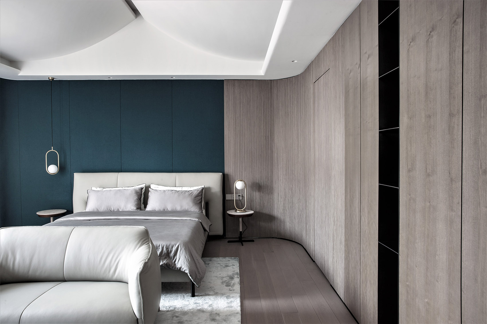 次卧背景选用大气稳重的蓝色做点缀，丰盈了空间质感，彰显出雅致的空间审美。