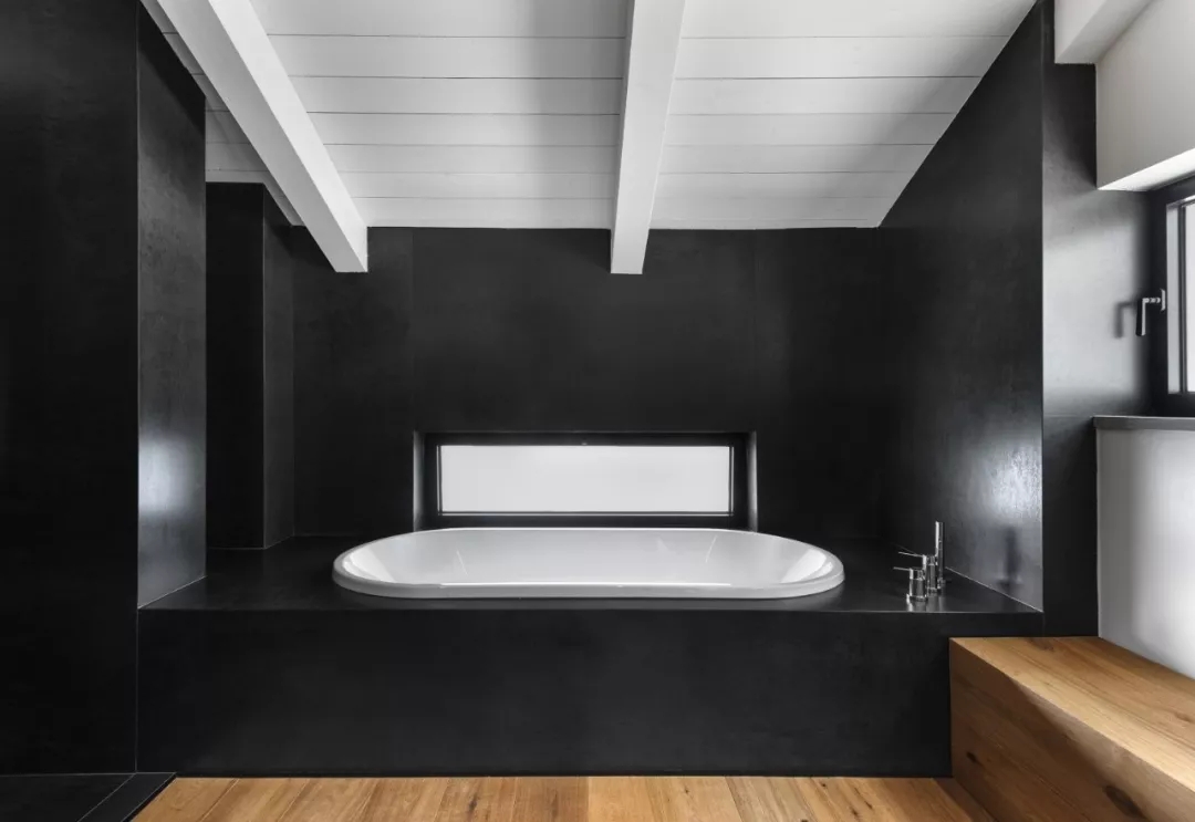 卫生间以黑白色为主，以纯净之美点衬卫浴之雅，呈现出优雅的生活美学。