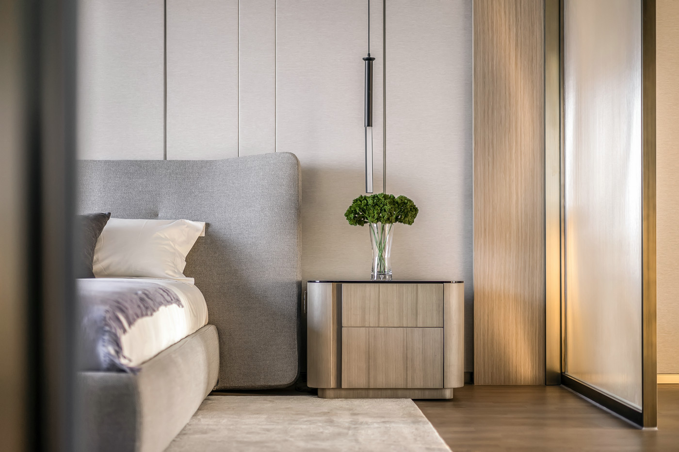木色家具古朴优雅，布艺床头透露着温和雅致的空间氛围，在灯光映衬下干净整洁。