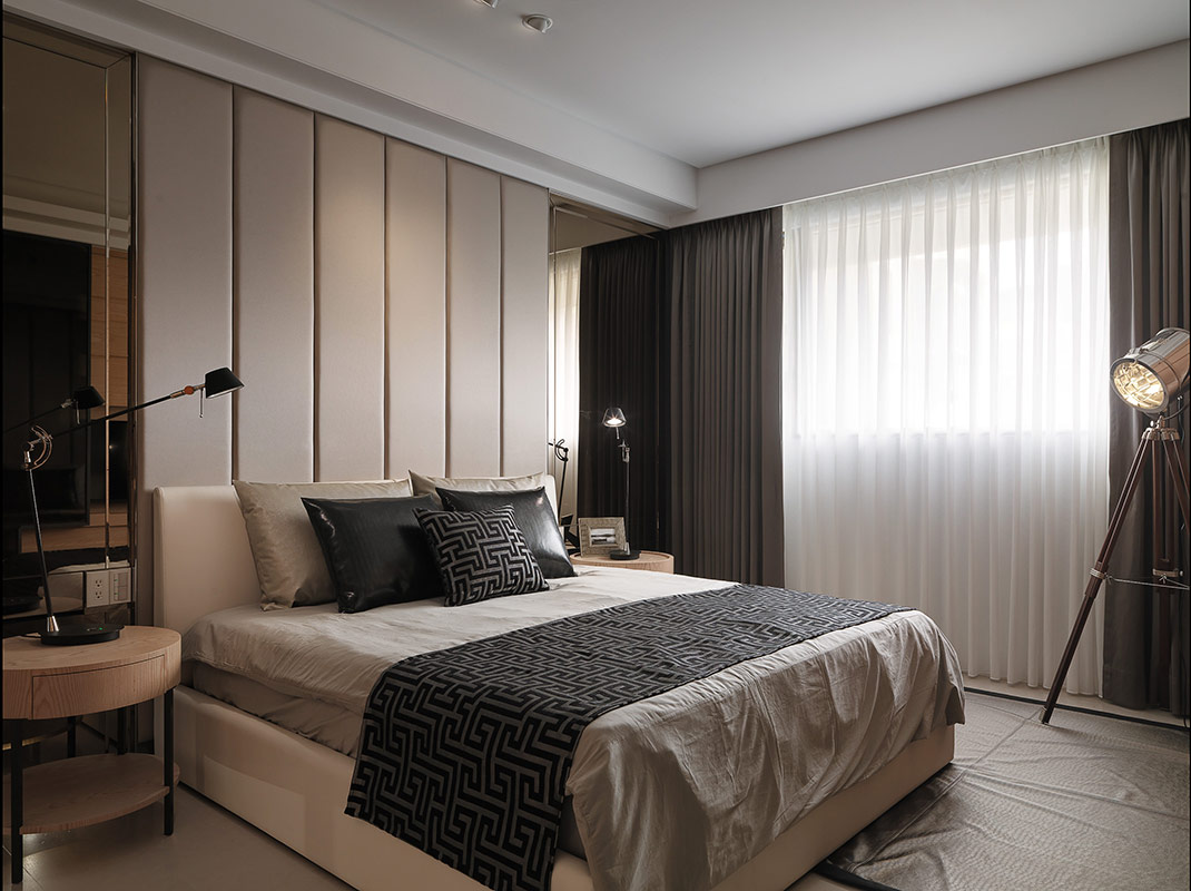 主卧背景墙材质的设计具有隔音效果，整体配色舒适，满足了日常的生活需求。