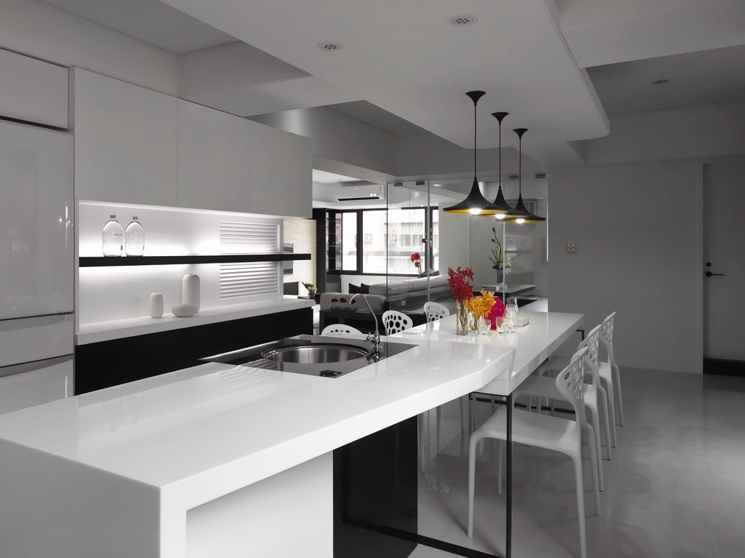 厨房和餐厅一体化设计，用简单的白来表达对烹饪的尊敬，空间宽敞明亮。