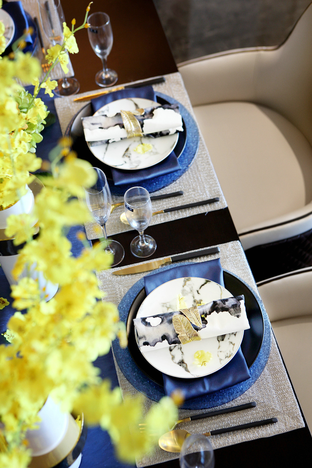 餐厅采用稳重的蓝色作为调色点缀，配以精致的米色餐椅，呈现出东方美学气韵。
