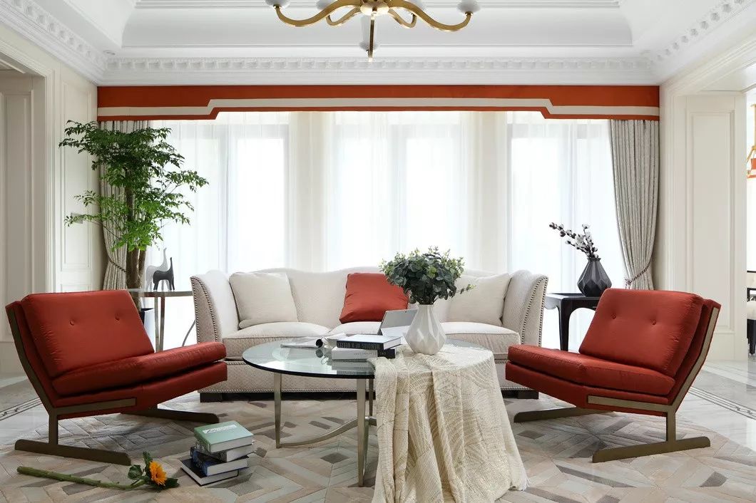 客厅的配色温馨而具有高级氛围感，塑造出精致有品位的生活方式。