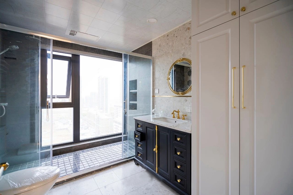 卫生间比较宽敞，淋浴房临窗打造，采光较好，洗手台面设计十分精致，倍显优雅。