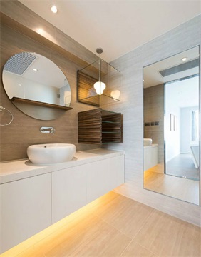 卫浴间利用镜面拓展视野，洗手台设计沉稳而内敛，让人感受生活的温馨和恬静。