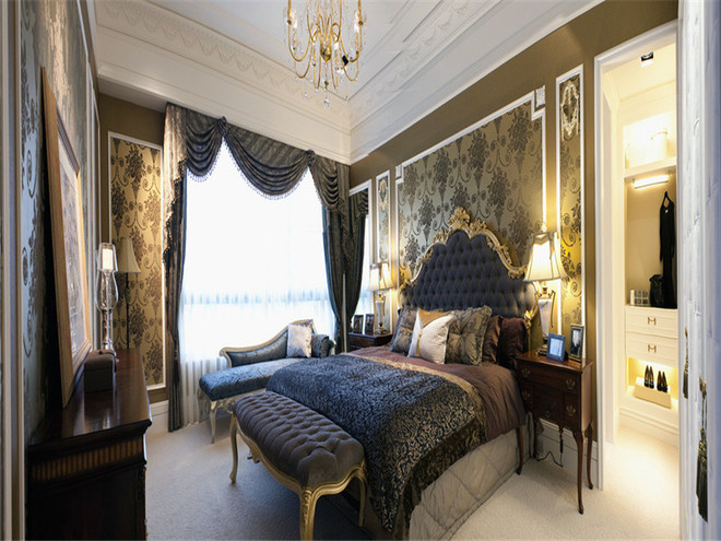 主卧背景铺贴欧式墙纸，搭配欧式双人床，带来意想不到的奢华与大气。