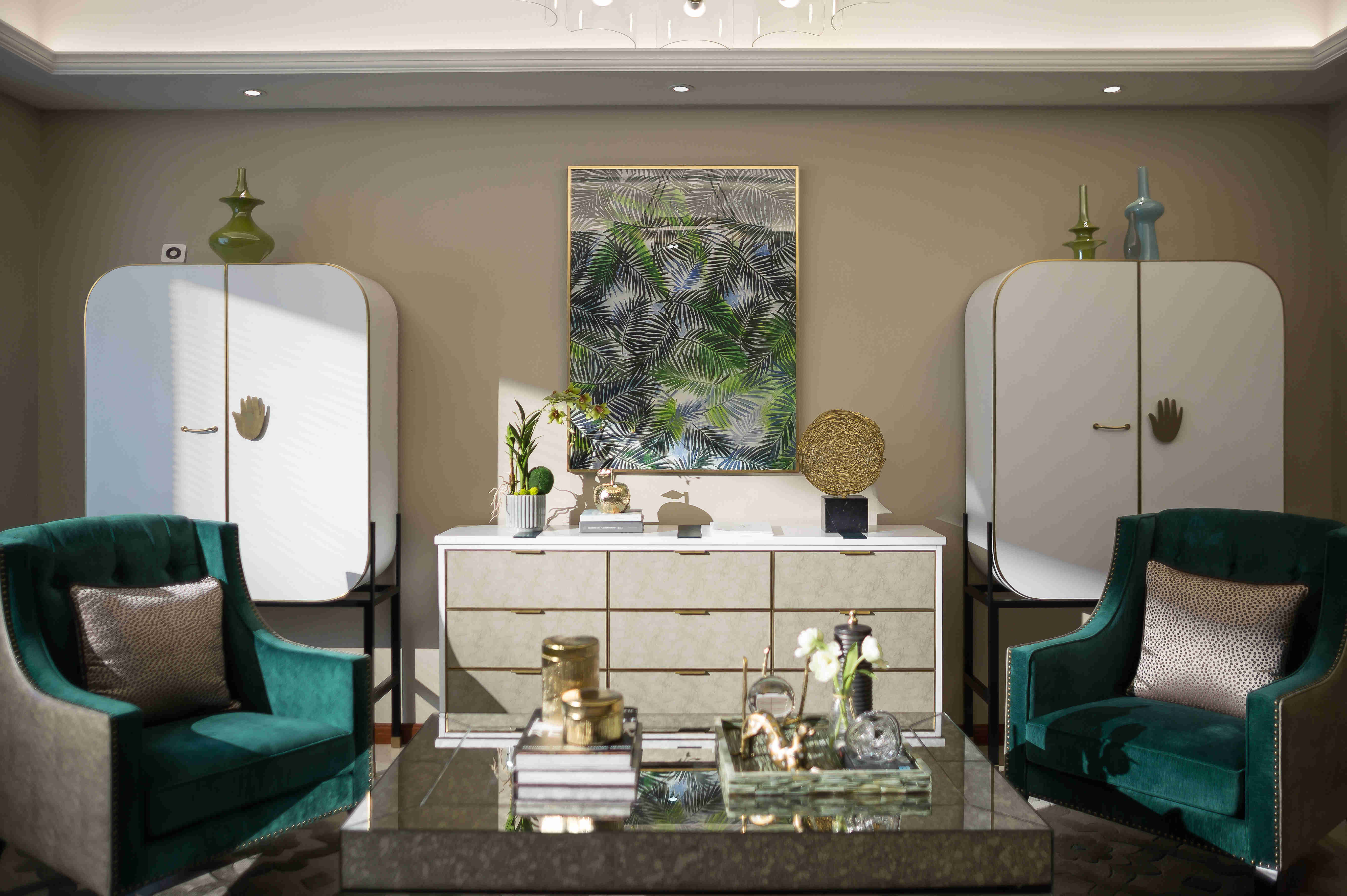 客厅米色的墙壁与白色的收纳柜相互烘托，搭配绿色座椅，简欧的雅韵感应运而生。