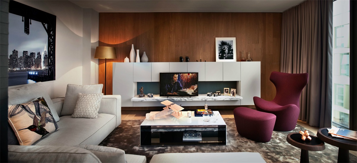 电视墙设计增添了室内的时尚气质，布艺沙发将客厅空间衬托得更加安静沉稳。