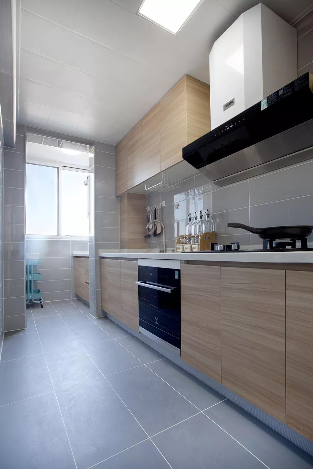 厨房运用时尚高级的木色色调，简化了很多视觉接触点，形成简洁大气的厨房空间。