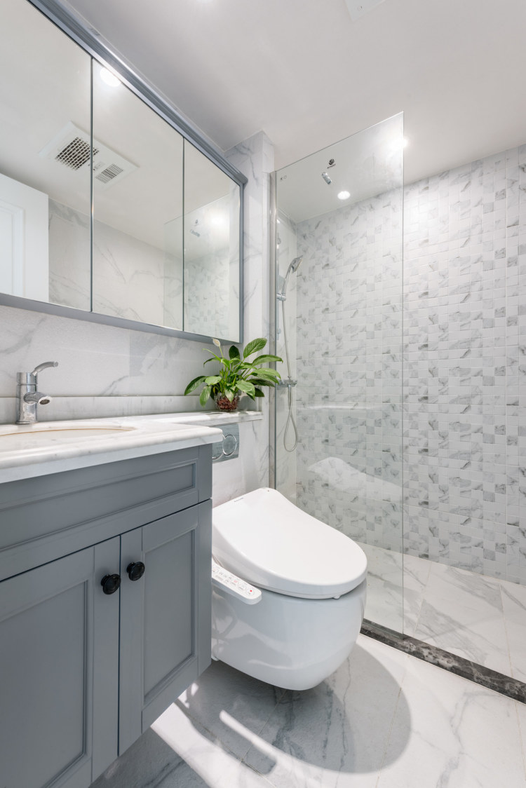 卫生间采用了干湿分离设计，洗手柜收纳能力强，散发着高级的气息。