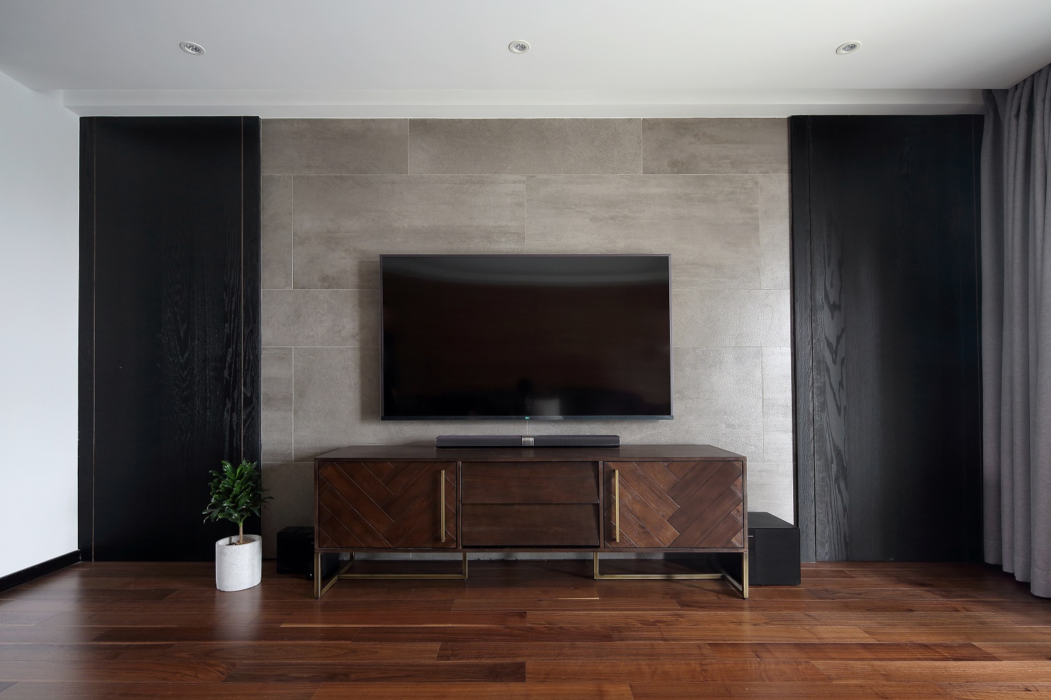 电视机背景墙简约而不简单木色与黑色木材拼接设计,尽显轻奢主义