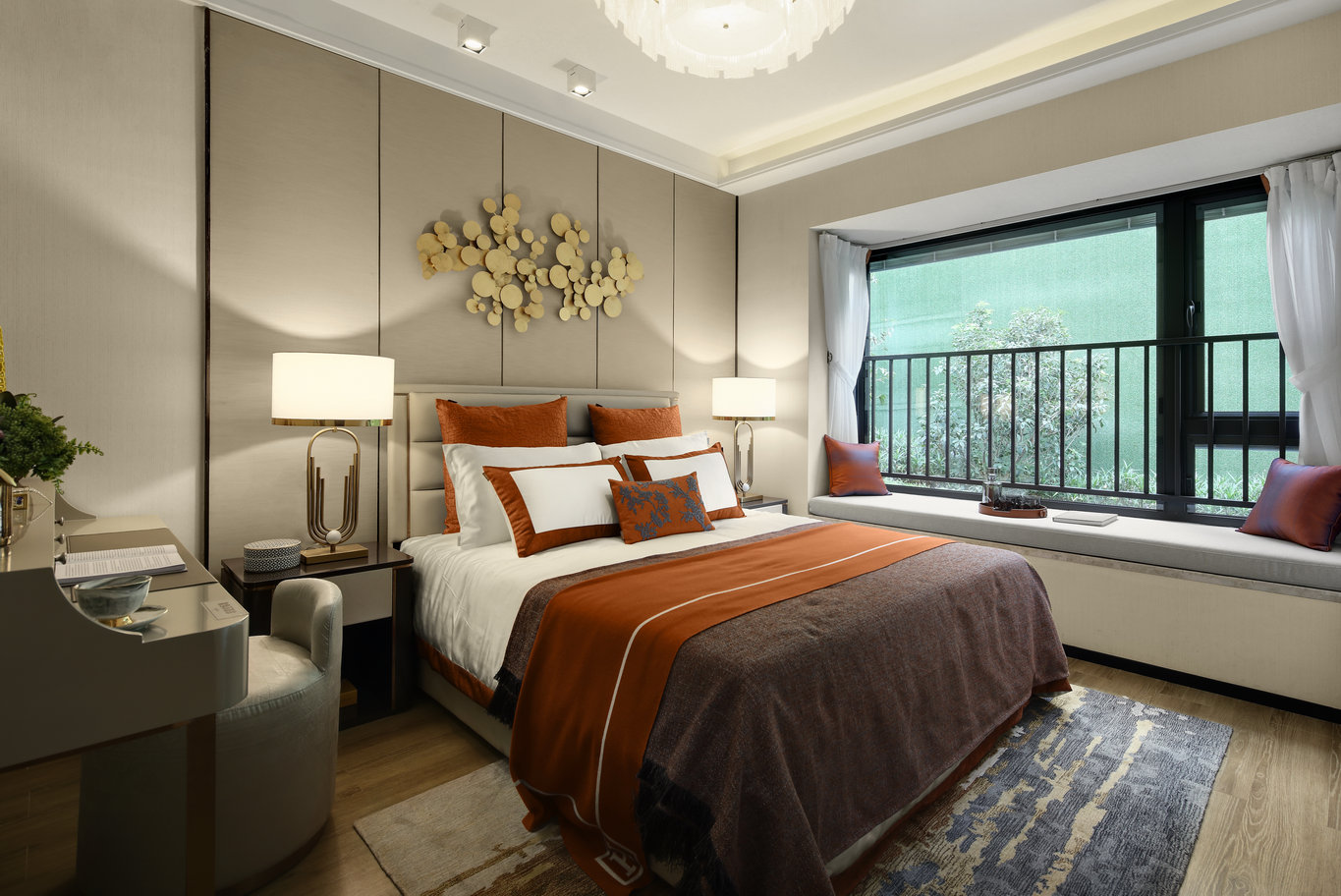 奢雅的背景墙设计，与精致的床品相搭配，主卧空间端庄典雅，高贵华丽。