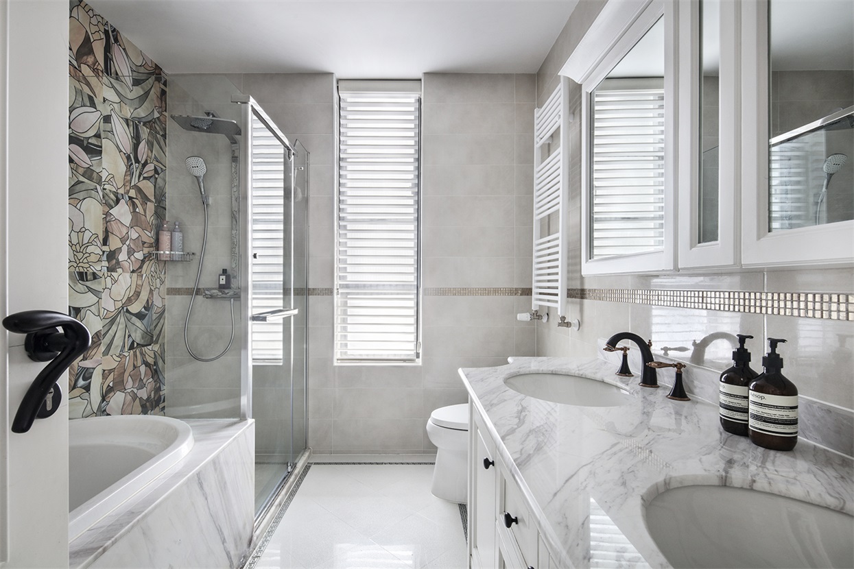 卫浴空间以白色为主基调，明亮而简洁，局部花砖点缀，提升了空间质感。