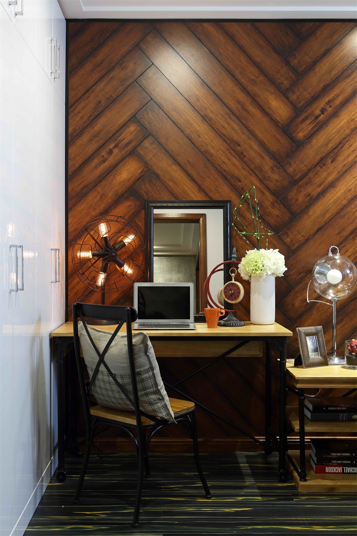 卧室局部打造小型办公桌，通过巧妙的空间比例设计，营造出轻松随性之感。