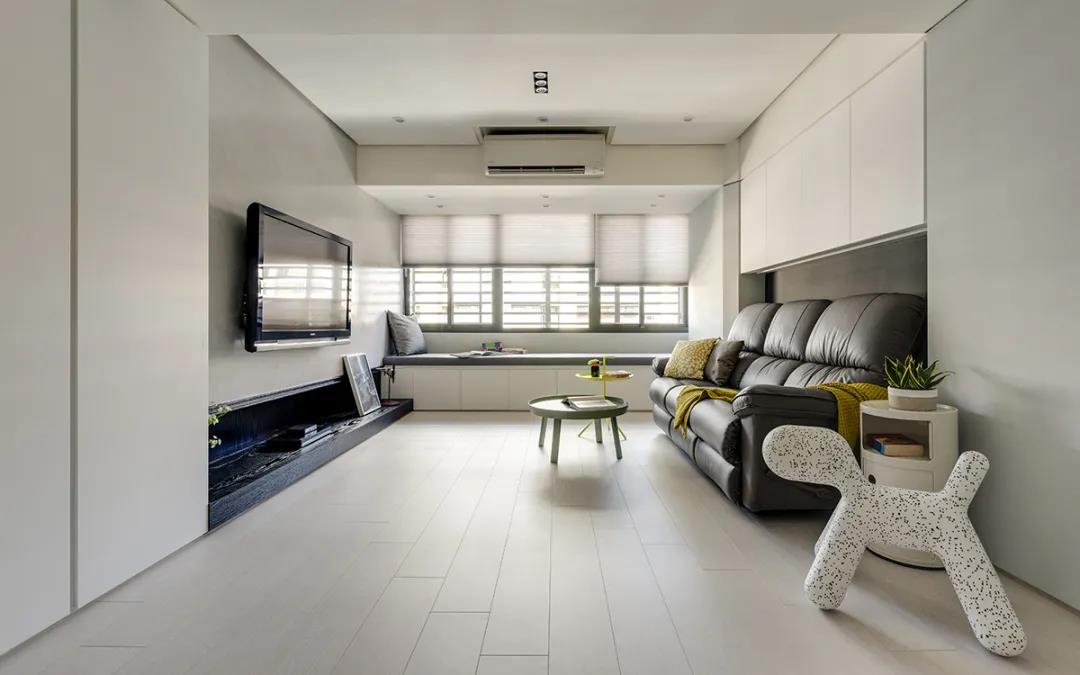 客厅无主灯设计，干净的线条配以简洁明快的家具，给人通透敞亮的视觉印象。