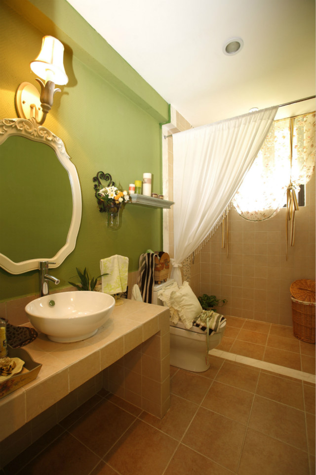 卫生间采用干湿分离，绿色的墙壁沿袭了客厅的设计风格，没有采用门的隔挡方式，而是用帘子，扩大了空间。