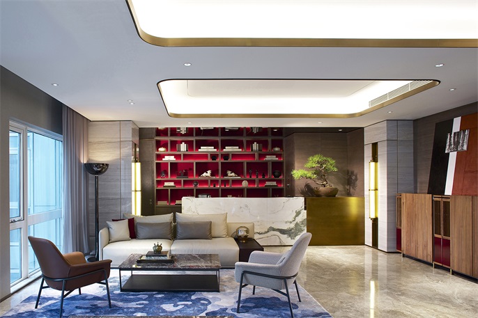 客厅沉稳大气，设计师用红色和黄色来提亮空间，打造出自然和谐的家居环境。