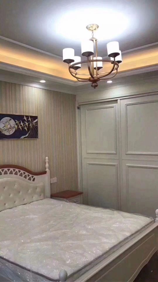 卧室延续客厅设计风格，充分利用每一寸空间，且不显局促、不失大气。