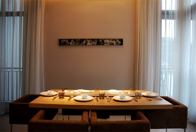 餐厅设计简约素雅，重装饰效果，整体墙面采用景色设计，木质餐桌搭配六人餐椅，精致且细致。