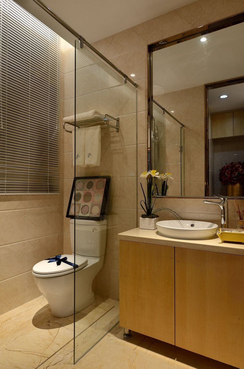 卫生间采用了干湿分离，搭配精致的软装细节，轻松营造高级质感。