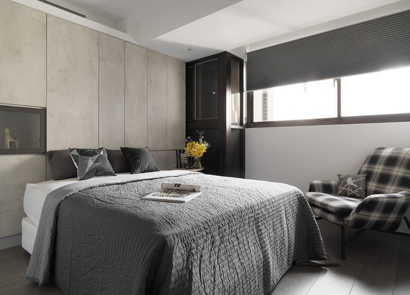 灰色基调的床品让人安然和舒心，搭配木色调的背景设计，渲染出素雅纯净的空间氛围。