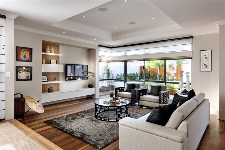 客厅设计不拘一格，通过L形围合式沙发，大大提升了空间的休闲感。