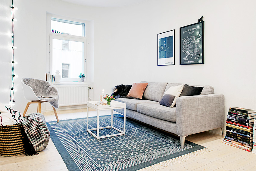 客厅的颜色搭配比较简单，独立的灰色沙发点亮简单的空间。