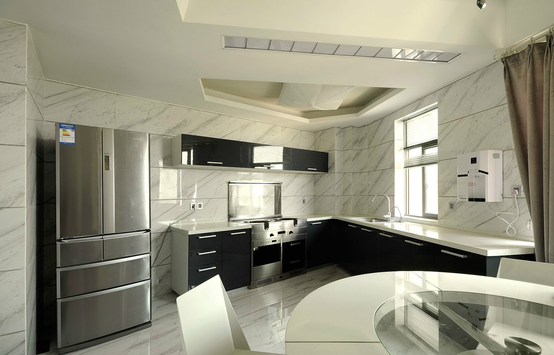 厨餐一体化设计，黑色橱柜搭配白色工作台，可以看出主人不俗的品味。