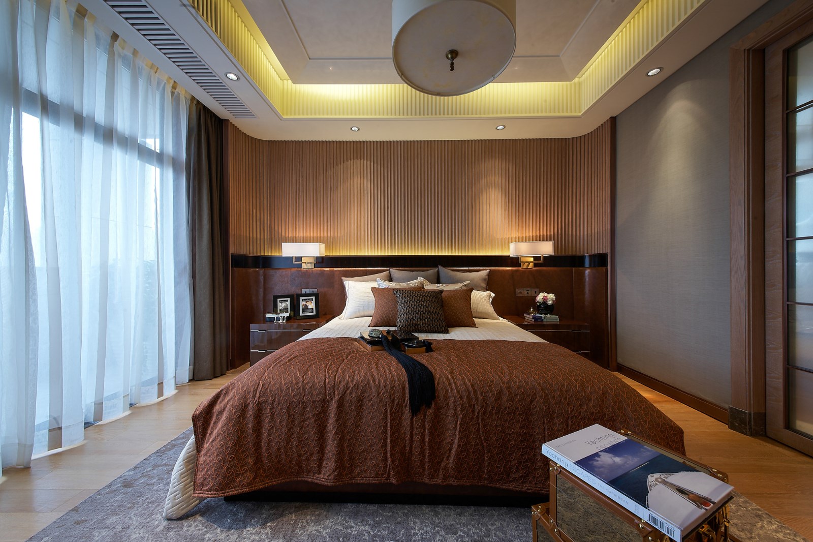 床头背景墙皮革+木质拼接设计，典雅又富有质感，床头柜融入到背景墙色中，高雅而和谐。