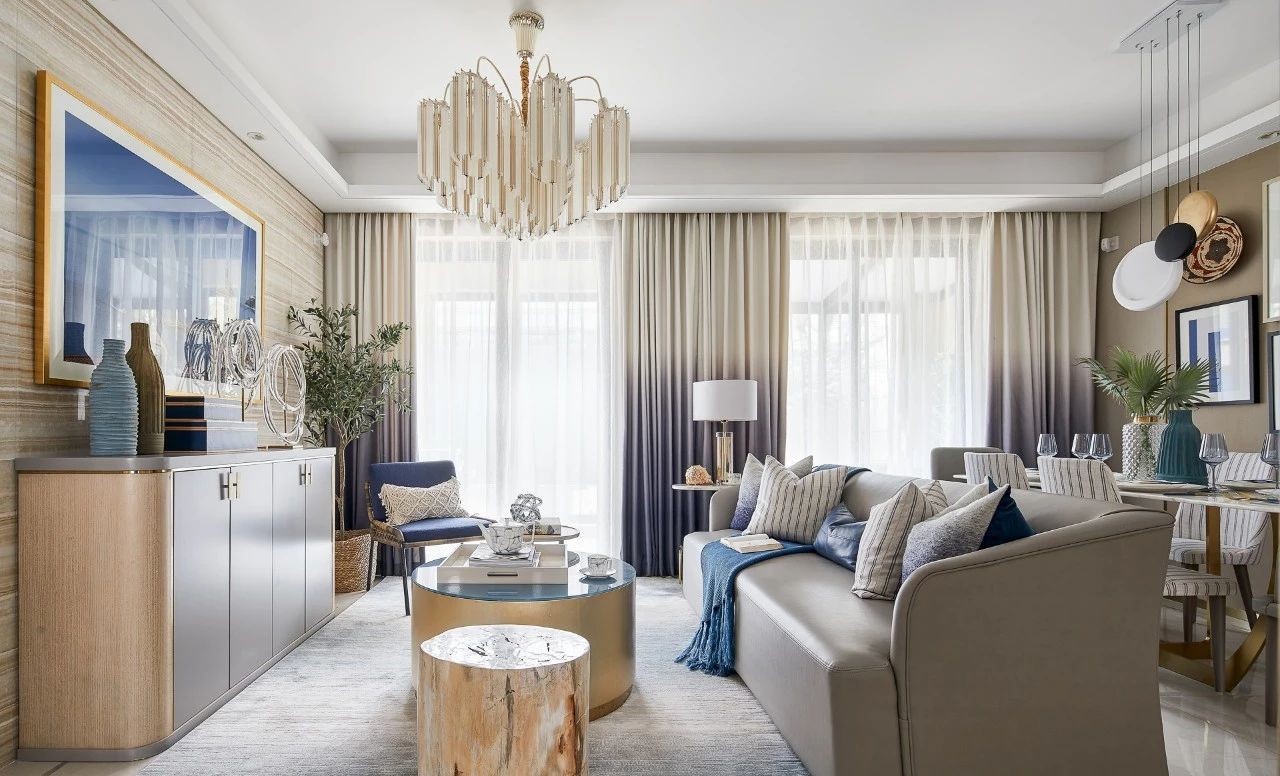 香槟色奠定了温馨高雅的视觉基调，配以灰色皮质沙发，客厅显得十分优雅。
