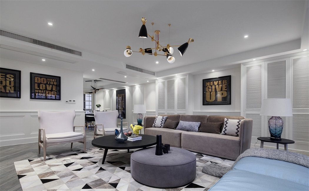客厅色彩舒适，淡淡的白色背景墙，搭配素雅布艺沙发，空间简约而舒适。