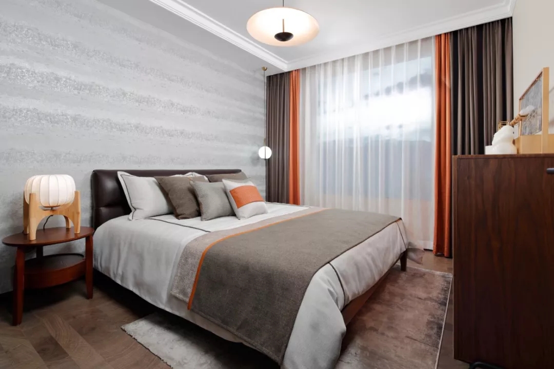 主卧室内部分利用咖色和橘色撞色设计，清新爽朗显得空间更有活力和朝气。