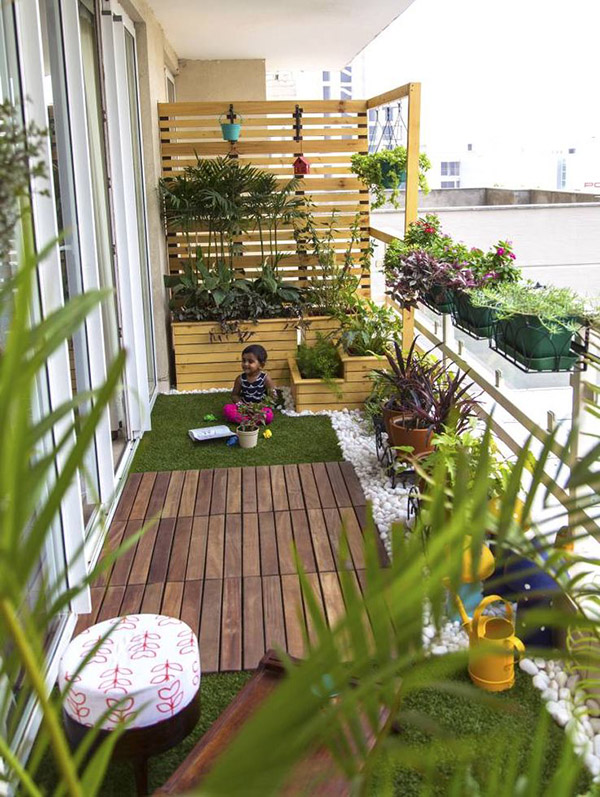 阳台空间使用大量绿植点缀，拓展了客厅面积，提升了阳台的休憩品质。