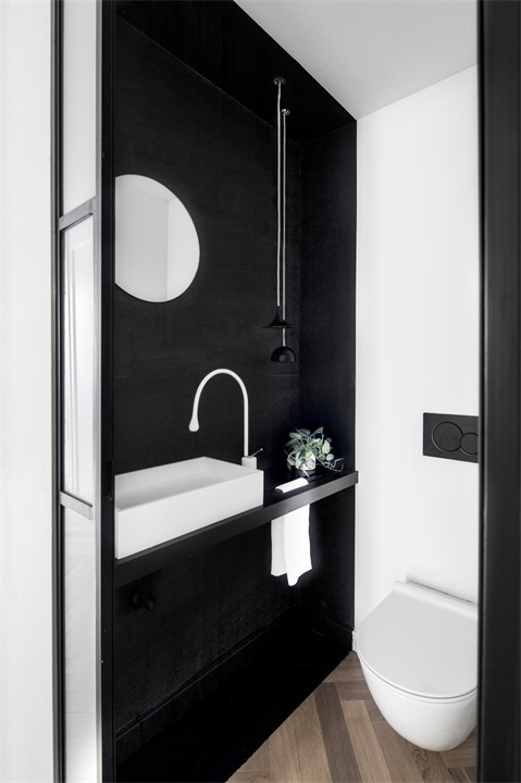 卫浴间采用黑白配色，黑白立面下配以白色洁具，构建出克制而有序的空间氛围。