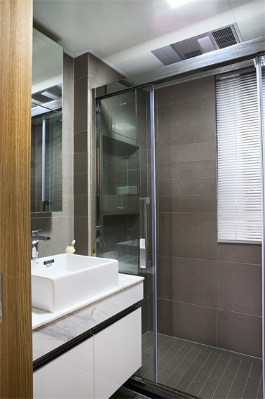 卫生间采用了二式干湿分离，淋浴房地面进行了防滑处理，满足业主使用需求。