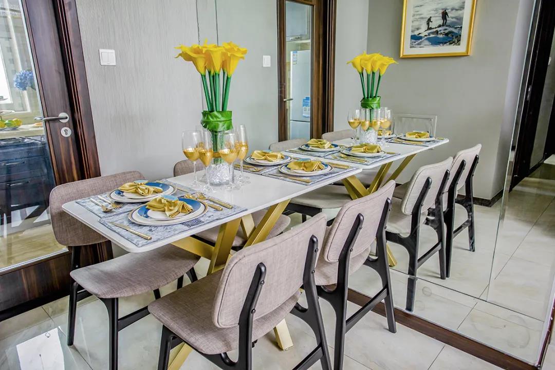整个空间宽敞明亮，时尚大方，白色大理石台面搭配金色餐具，营造出精致高雅的就餐环境。