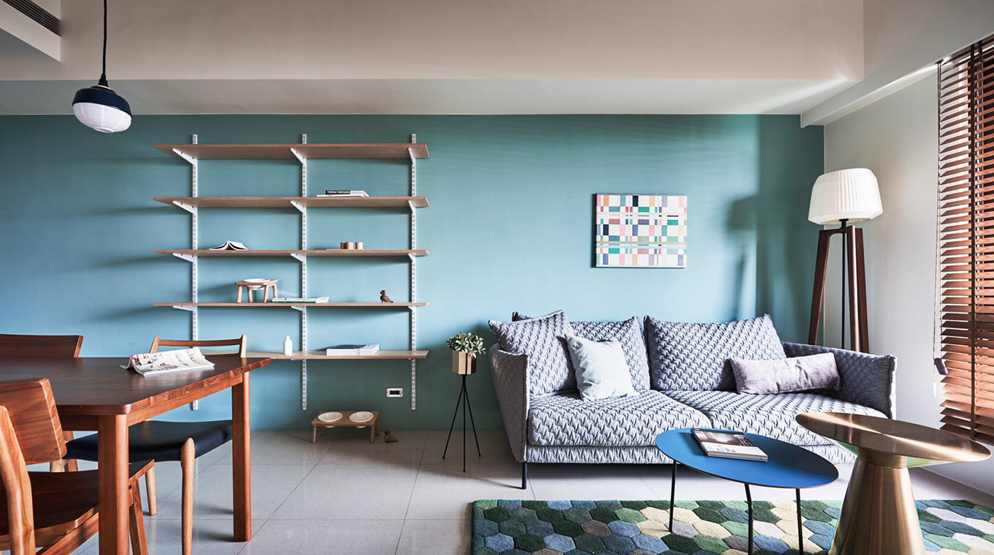 客厅的治愈感来自于它的配色，蓝色背景墙赋予了空间细腻与别致，散发出现代的光彩。