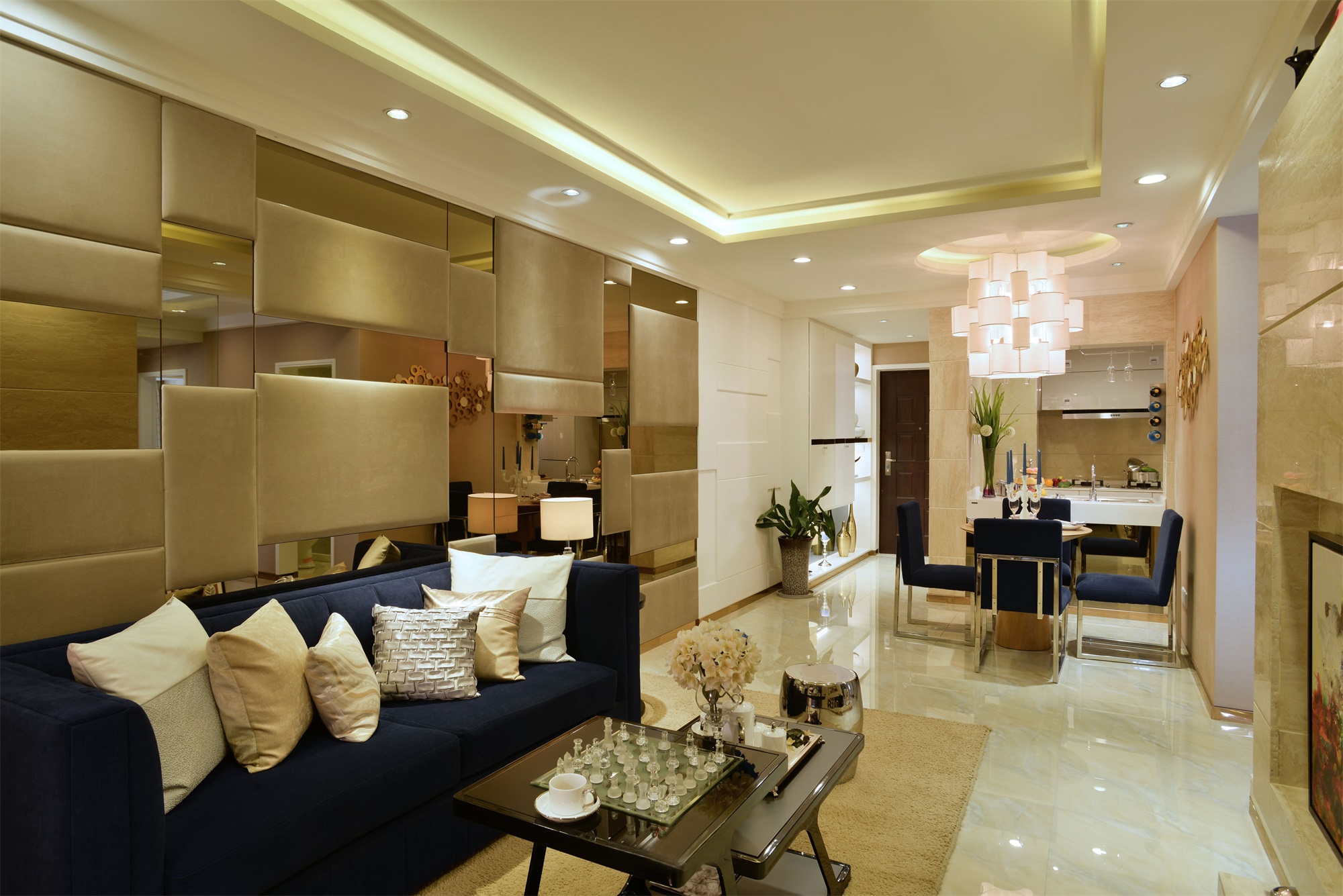 客厅视野通透而敞亮，米色背景下使用蓝色沙发点缀，勾勒出随性而雅致的生活。