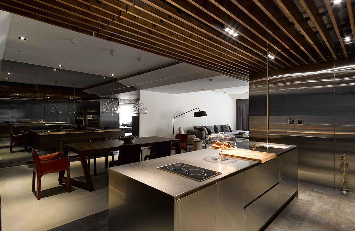 餐厨一体化设计，木梁设计提升了空间的层次感，搭配照明烘托空间更加时尚。