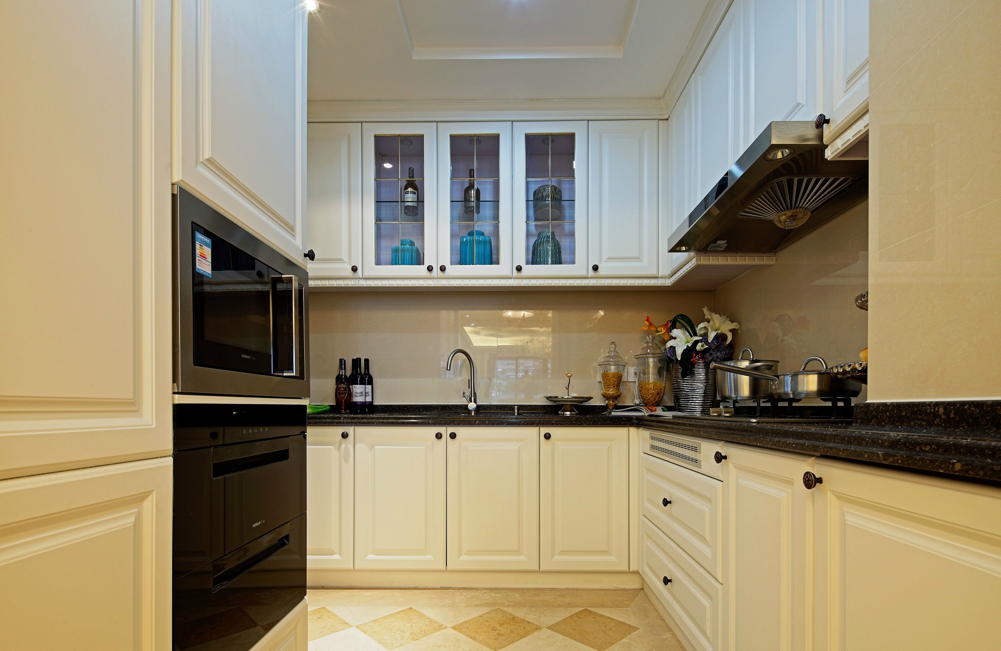 厨房白色橱柜+黑色纹理大理石台面，质朴自然；一连串的吊柜搭配底柜，超强收纳也是极赞的。