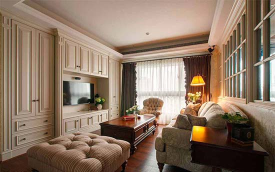 客厅以暖色为主，电视墙线条层层递进出空间感，大幅提升了空间的层次视觉。