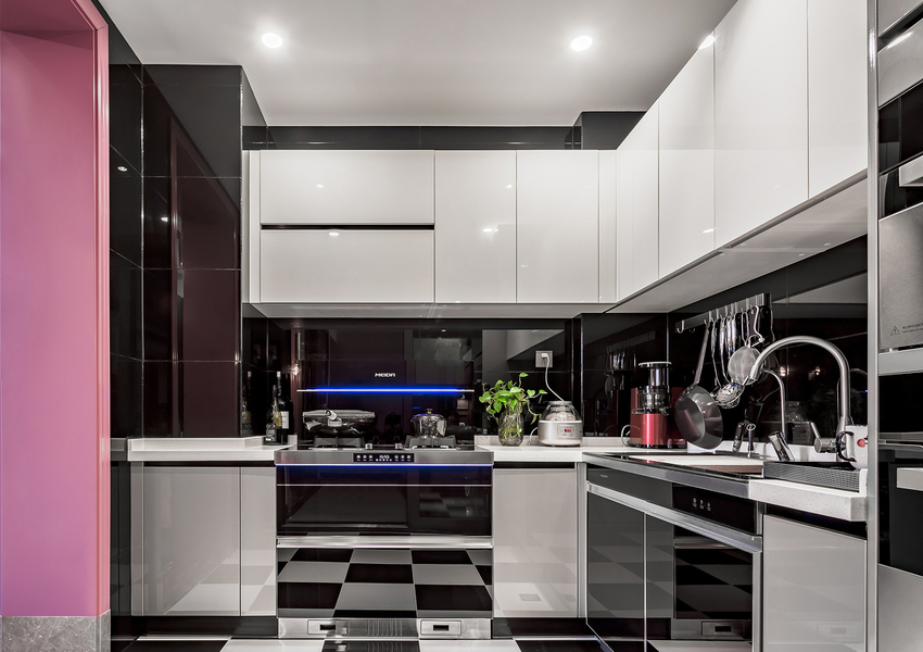 厨房的设计符合都市烹饪节奏，烤漆材质的橱柜提升了整体的空间气质。