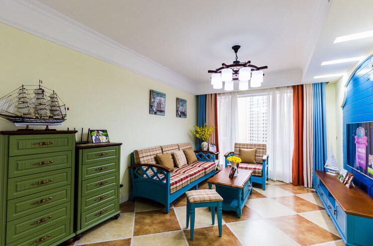 蓝色木质布艺沙发，搭配旁边绿色的收纳柜，整体温馨而舒适